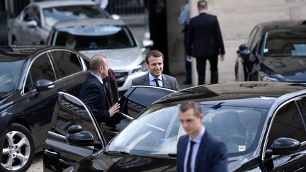 Le ministre de l'Economie, Emmanuel Macron, à la sortie du Conseil des ministres, le 13 juillet 2016 au palais de l'Elysée, à Paris. (STEPHANE DE SAKUTIN / AFP)