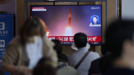 Un écran de télévision à la gare de Séoul (Corée du Sud) diffuse une chaîne évoquant&nbsp;le tir de missiles par la Corée du Nord, le 1er octobre 2022 (LEE JIN-MAN / AP / SIPA)