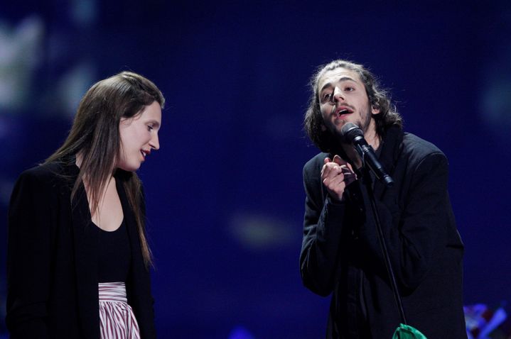 Salvador Sobral gagnant de l'Eurvision 2017 et sa soeur Louise, mai 2017
 (Vladimir Shtanko / ANADOLU AGENCY)