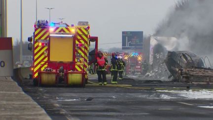 Accident : une collision entre trois camions fait un mort sur l'A1 (France 2)