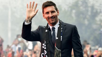 L'attaquant argentin du Paris Saint-Germain Lionel Messi salue les supporters rassemblés devant le stade du Parc des Princes après sa première conférence de presse officielle en tant que joueur du PSG, le 11 août 2021 à Paris. (BERTRAND GUAY / AFP)