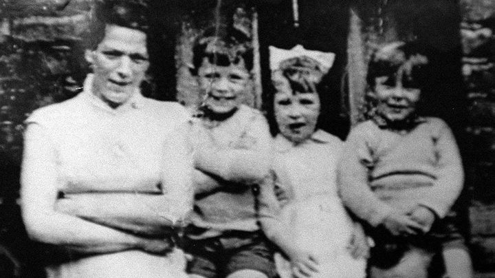 Jean McConville (&agrave; gauche) pose en compagnie de trois de ses enfants,. Son corps a &eacute;t&eacute; retrouv&eacute; en 2003 sur une plage britannique. (PA / AP / SIPA)