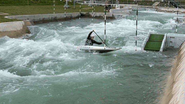 Depuis plusieurs mois déjà, Marjorie Delassus s'entraine à Vaires-sur-Marne, dans le bassin d'eau vive où se dérouleront les épreuves du slalom en canoë kayak. (FABRICE RIGOBERT / FRANCEINFO)