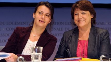 Martine Aubry (PS) et Cécile Duflot (EELV), lors des Etats généraux du logement, en juillet 2011 (MEHDI FEDOUACH / AFP)