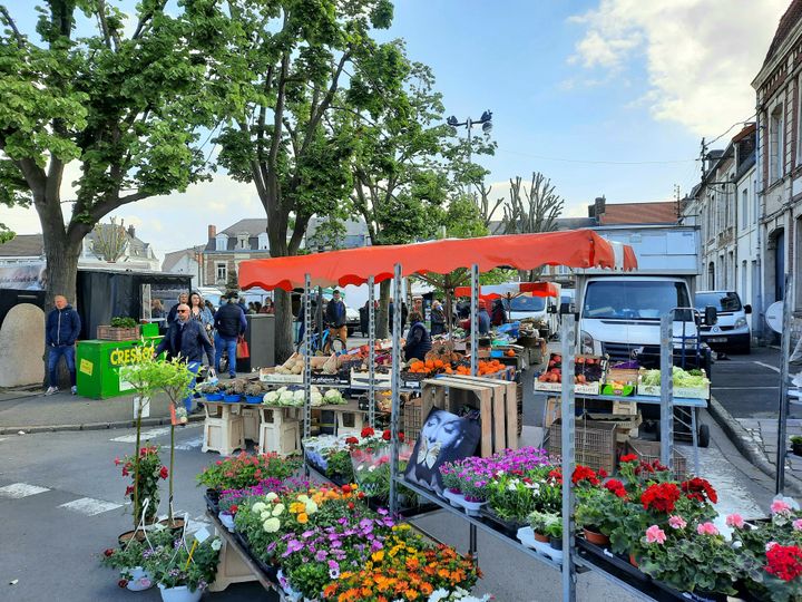 Le stand d'un fleuriste sur le marché de Béthune, dans le Pas-de-Calais, le 25 avril 2022. (NOÉMIE BONNIN / RADIOFRANCE)