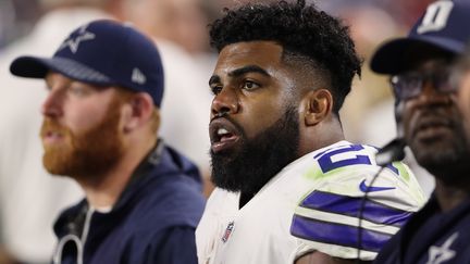 Ezekiel Elliott sur le banc lors du match contre les Arizona Cardinals (CHRISTIAN PETERSEN / GETTY IMAGES NORTH AMERICA)