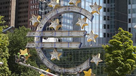 Le logo de l'euro devant le si&egrave;ge de la Banque centrale europ&eacute;enne, &agrave; Francfort-sur-le-Main&nbsp;en Allemagne, le 6 juillet 2015. (DANIEL ROLAND / AFP)