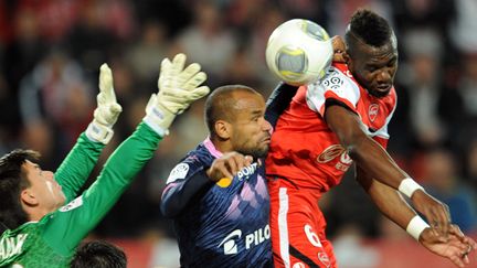 Le Valenciennois Doumbia, à la tête avec Angoula et Hansen.  (FRANCOIS LO PRESTI / AFP)