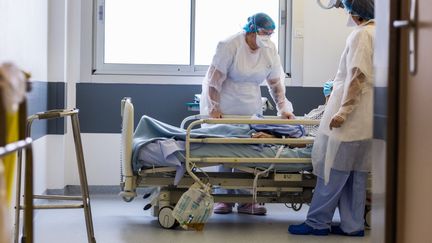 Dans une unité Covid-19 à l'hôpital de Limoges, le 12 mars 2020. (BURGER / PHANIE / AFP)