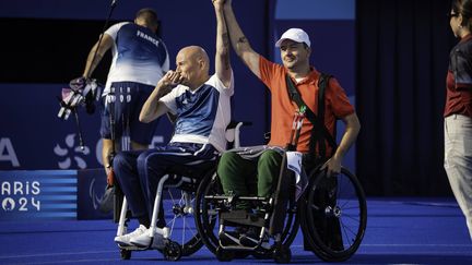 Paralympiques 2024 - Tir à l'arc : Damien Letulle et Tamas Gaspar saluent main dans la main le public des Invalides