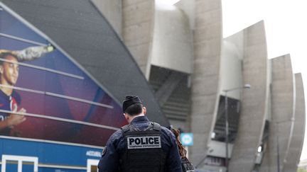 Des policiers devant le Parc des Princes, le 9 avril 2024. Photo d'illustration. (FRANCK FIFE / AFP)