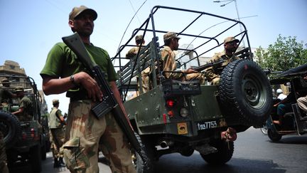 Des soldats pakistanais surveillent la distribution du mat&eacute;riel de vote, le 10 mai 2013, &agrave; Karachi, &agrave; la veille des &eacute;lections l&eacute;gislatives au Pakistan. (ASIF HASSAN / AFP)