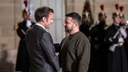 Le président français Emmanuel Macron et son homologue ukrainien Volodymyr Zelensky, à Paris, le 8 février 2023. (ARTHUR N. ORCHARD / HANS LUCAS / AFP)