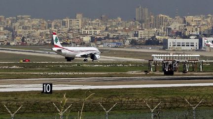 Une multitude d'oiseaux, à quelques mètres du tarmac de l'aéroport de Beyrouth, au moment de l'atterrissage d'un avion de la compagnie libanaise Middle-East airlines, le 12 janvier 2016.  (JOSEPH EID/AFP)