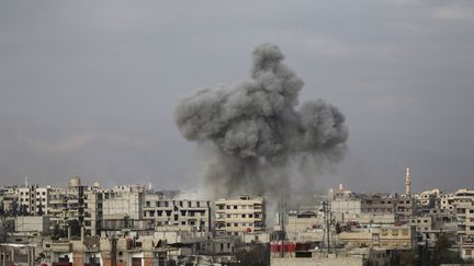 Un dégagement de fumée après un bombardement sur la ville d'Arbin, à l'est de Damas, la capitale syrienne, le 31 décembre 2017. (DIAA AL-DIN / ANADOLU AGENCY / AFP)