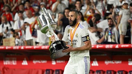 Karim Benzema célèbre la Coupe du Roi, son 25e trophée avec le Real Madrid, le 6 mai 2023. (JAVIER SORIANO / AFP)