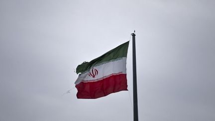 Un drapeau iranien à Téhéran, le 3 octobre 2023. (MORTEZA NIKOUBAZL / NURPHOTO / AFP)