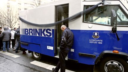 Un convoyeur de fonds lors d'une manifestation &agrave; Paris, le 10 d&eacute;cembre 2007. (BERTRAND GUAY / AFP)