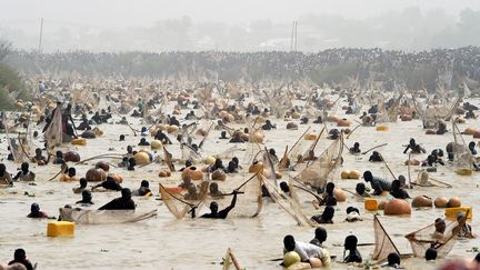 Des milliers de personnes participent&nbsp;au&nbsp;Festival international de la culture et de la pêche d'Argungu au Nigeria, le 14 mars 2020. (PIUS UTOMI EKPEI / AFP)