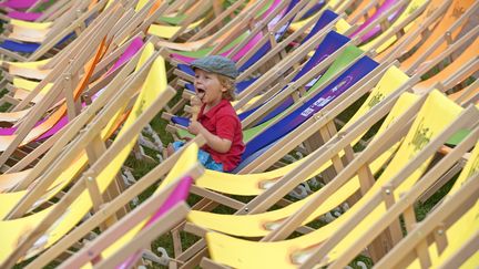 Un petit gar&ccedil;on mange une glace au Festival de Dresde (Allemagne), le 3 ao&ucirc;t 2012. (ROBERT MICHAEL / AFP)