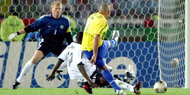 Ronaldo inscrit le deuxième but du Brésil face à Kahn, lors de la finale du Mondial-2002.