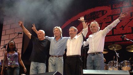 Saluant leur public, David Gilmour, Roger Waters, Nick Mason et Richard Wright (disparu en 2008) de Pink Floyd, sur scène le 2 juillet 2005 à Hyde Park, à Londres (JOHN D MCHUGH / AFP FILES)