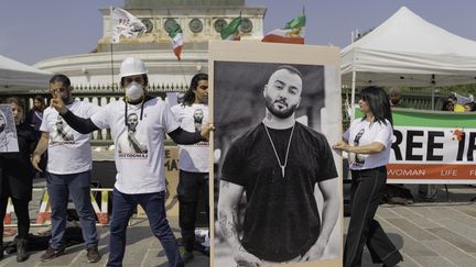 Des personnes se rassemblent pour obtenir la libération du rappeur iranien Toomaj Salehi et de tous les autres prisonniers politiques iraniens, sur la place de la Bastille, à Paris, le 14 mai 2023. (CLAIRE SERIE / HANS LUCAS)