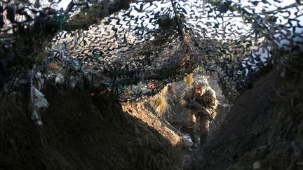 Un soldat ukrainien à Avdiivka (Ukraine), le 8 janvier 2022. (ANATOLII STEPANOV / AFP)