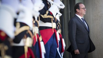 Le chef de l'Etat, Fran&ccedil;ois Hollande, sur le perron&nbsp;de l'Elys&eacute;e, le 10 septembre 2014. (MAXPPP)