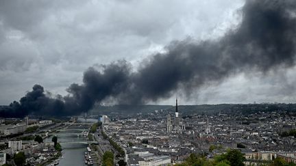 Une fumée noire s'élève de l'usine Lubrizol, classée Seveso seuil haut, le 26 septembre 2019 à Rouen. (PHILIPPE LOPEZ / AFP)