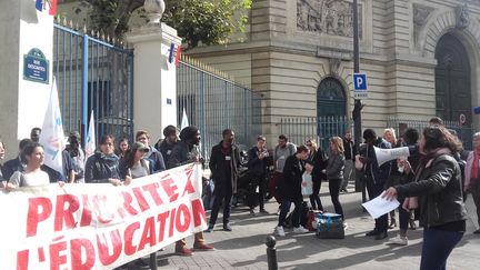 Des membres de l'Unef ont organisé une manifestation devant le ministère de l'Enseignement supérieur,&nbsp;le 4 octobre, pour obtenir une place aux recalés d'APB. (SOLENNE LE HEN / RADIO FRANCE)