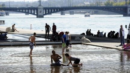 Des Lyonnais en train de se rafraîchir le 20 juillet 2011 (AFP - PHILIPPE DESMAZES)