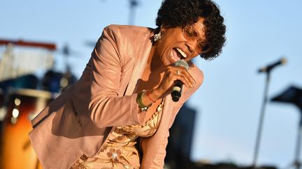 Dee Dee Bridgewater lors d'un concert d'hommage à Aretha Franklin jeudi 30 août 2018 à Detroit (Michigan, États-Unis). (ANGELA WEISS / AFP)