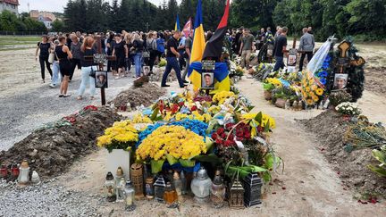 Les enterrements se succèdent au nouveau cimetière militaire de Lviv créé spécialement au début de la guerre. Plus de 200 soldats y sont enterrés. (Hajera Mohammad)