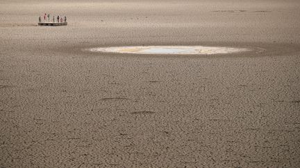 Des enfants jouent dans une retenue d'eau à sec dans une ville frappée par la sécheresse,&nbsp;Graaff-Reinet (Afrique du Sud), le 17 novembre 2019. (MIKE HUTCHINGS / REUTERS)