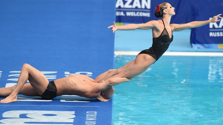 Benoît Beaufils et Virginie Dedieu, lors de la première apparition du duo mixte libre aux Mondiaux, à Kazan, le 28 juillet 2015. (STEPHANE KEMPINAIRE / AFP)