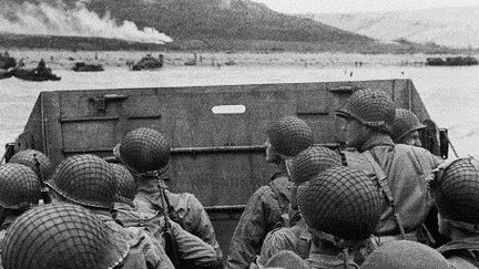 Le 6 juin 1944, des soldats américains alliés s'apprêtent à débarquer sur les plages normandes. Un militaire immortalise le moment, depuis la barge qui va leur servir à débarquer. (AFP )