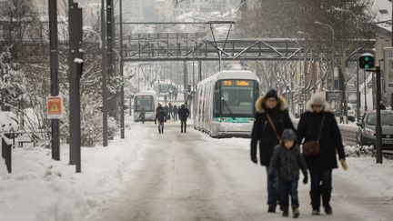 Des personnes marchent sur la route à Clamart (Hauts-de-Seine) alors que le tramway est immobilisé, mercredi 7 février 2018.&nbsp; (MAXPPP)