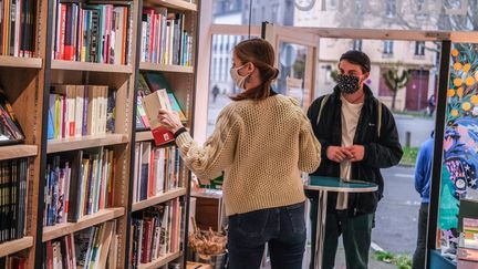 Le système de "click and collect" mis en place dans une librairie de Lille (Nord). Photo d'illustration. (C?LIA CONSOLINI / HANS LUCAS)