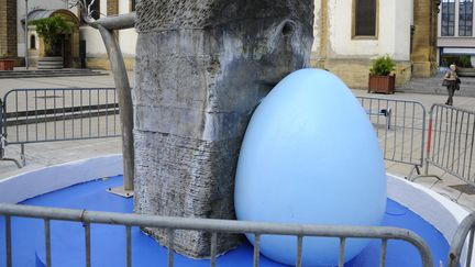 La fontaine de Hayange&nbsp;(Moselle) repeinte en bleu par la mairie FN, le 28 juillet 2014. (JEAN-CHRISTOPHE VERHAEGEN / AFP)