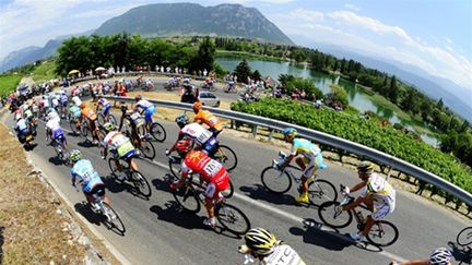 Le peloton aborde les premiers cols (LIONEL BONAVENTURE / AFP)