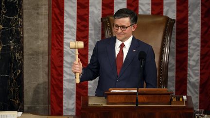 Mike Johnson prononce un discours après avoir été réélu au perchoir de la Chambre des représentants, l'une des chambres du Congrès américain, à Washington D.C. (Etats-Unis), le 3 janvier 2025. (CHIP SOMODEVILLA / GETTY IMAGES / AFP)