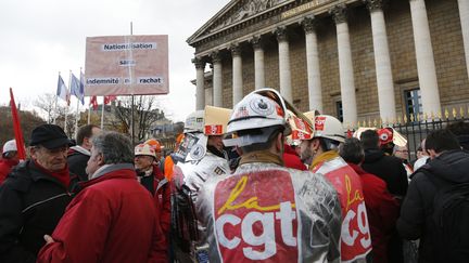 Des employ&eacute;s d'ArcelorMittal manifestent devant l'Assembl&eacute;e nationale, &agrave; Paris,&nbsp;le 28 novembre 2012. (PIERRE VERDY / AFP)