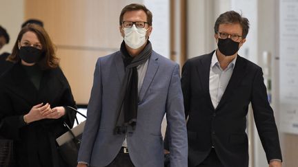 Jérôme Lavrilleux, au centre, arrive au palais de justice de Paris, le 20 mai 2021, pour le procès de l'affaire Bygmalion. (BERTRAND GUAY / AFP)