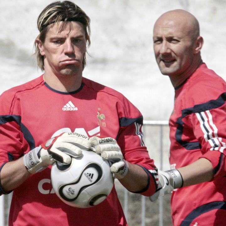 Grégory Coupet et Fabien Barthez, le 25 mai 2006 lors d'un entraînement à Tignes (Savoie). (PASCAL PAVANI / AFP)