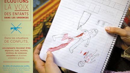 Cette adolescente de 17 ans dessine l’attaque au cours de laquelle elle a perdu sa jambe. Une aide psychosociale, proposée par l’UNICEF, aide les enfants à mieux vivre ces situations dramatiques.
 

  (UNICEF/Pirozzi)