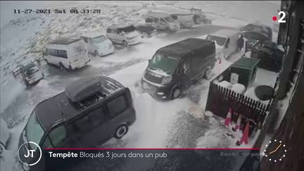 Royaume-Uni : quand une tempête de neige bloque des clients trois jours dans un pub