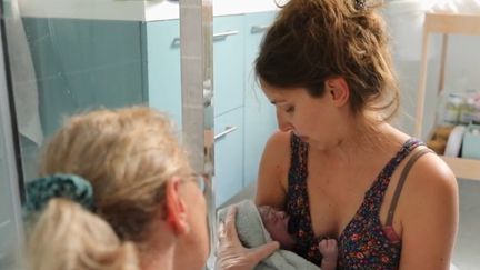 Pour répondre aux violences obstétricales, des gynécologues ont décidé de créer un label pour les maternités bienveillantes. Aujourd'hui, 2 000 femmes font le choix d'accoucher à domicile.  (CAPTURE ECRAN FRANCE 2)