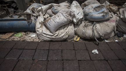 Plastique au Ghana: avant (haut de l'image) / après (Cristina ALDEHUELA / AFP)