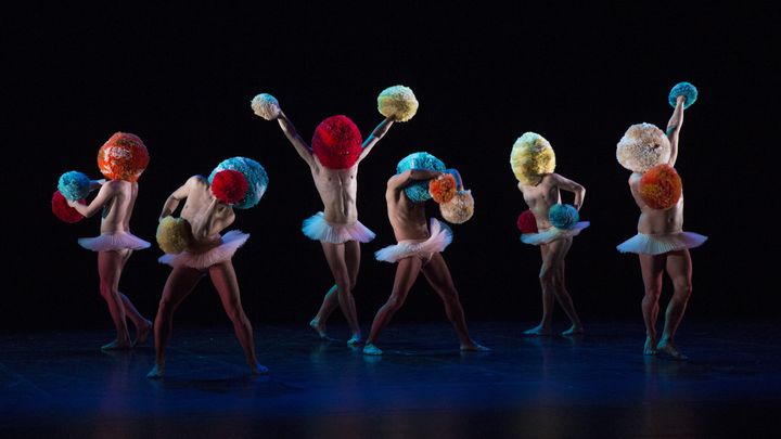 Les danseurs de la compagnie Chicos Mambo dans des tutus signés Corinne Petitpierre pour le spectacle "Tutu" au Théâtre Libre (Michel Cavalca)